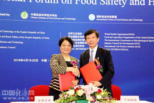 中国食品科学技术学会理事长孟素荷与姜俊贤500.jpg